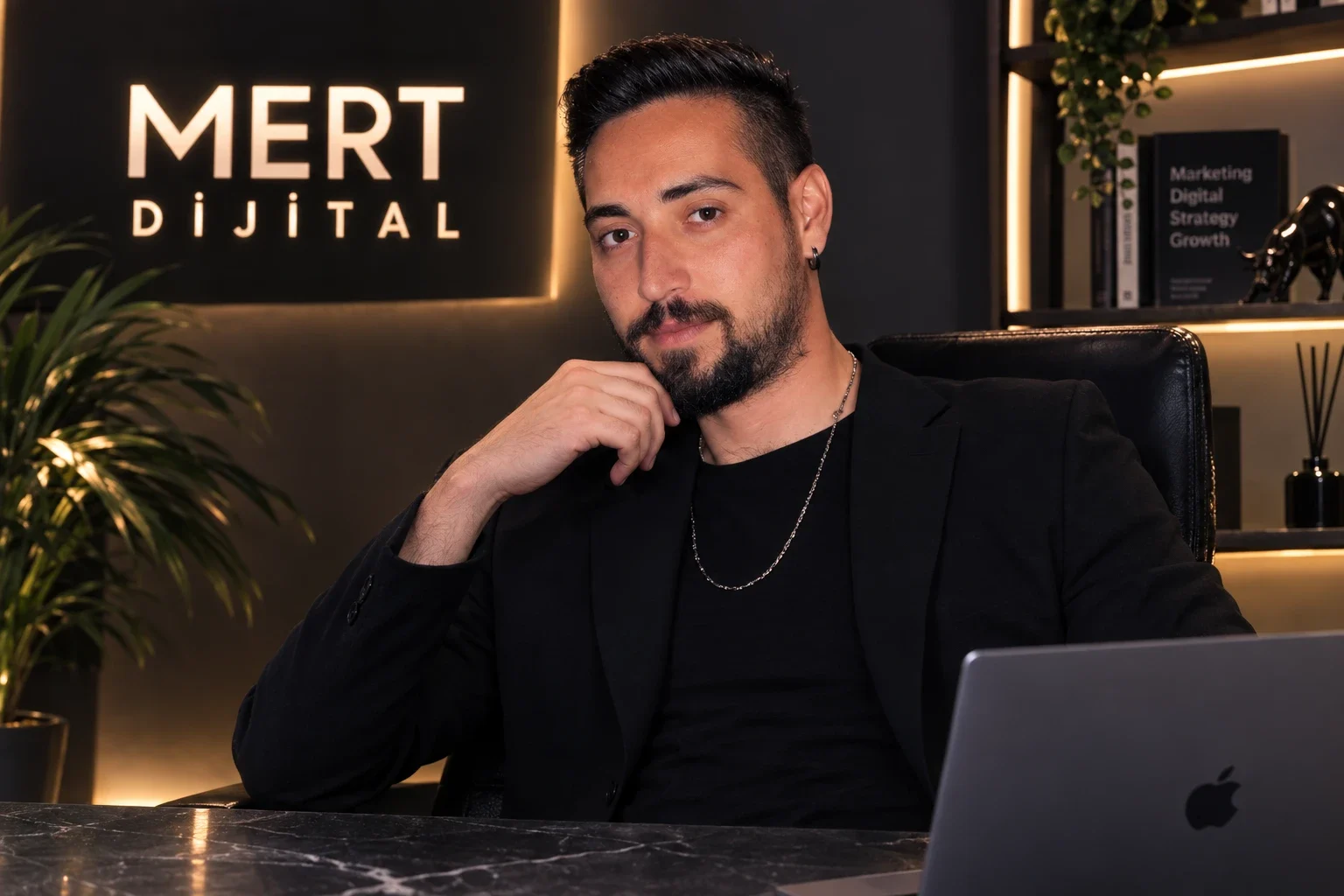 MertDijital kurucusu Mert Kahraman ajans ofisinde